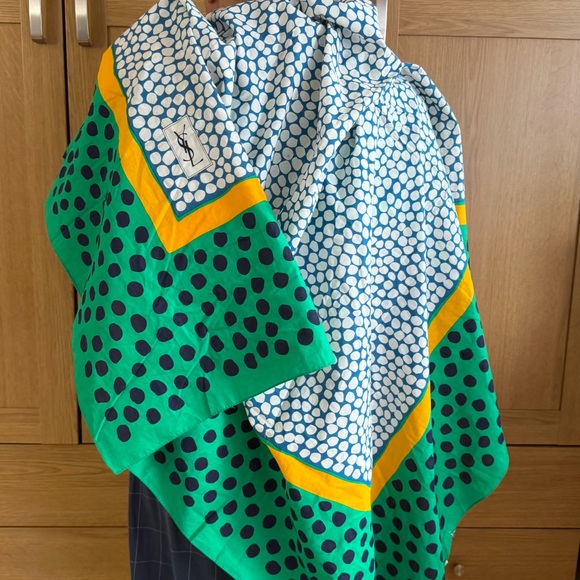 VINTAGE YSL Yves Saint Laurent Oversized 50”x 50” Shawl Scarf Wrap VIVID GREEN - Picture 4 of 16
